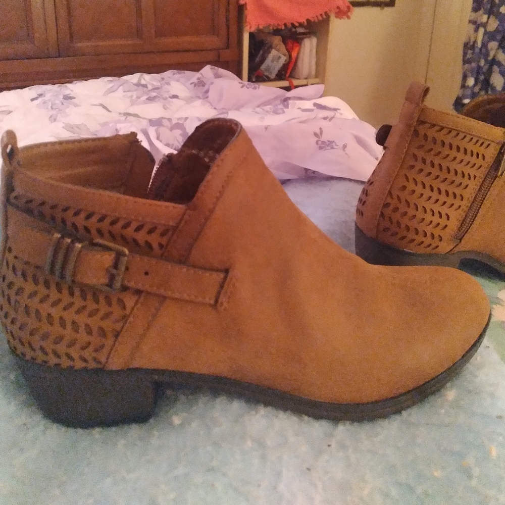 Never worn comfortable low heal size 6 made by ME TOO.